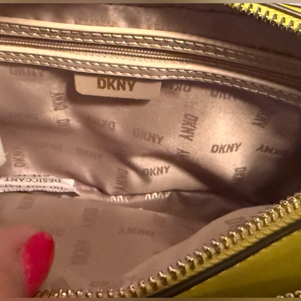 DKNY NWT Stunning Vibrant Yellow Chartreuse Camera Crossbody Bag & Pouch (P179) - Picture 11 of 11